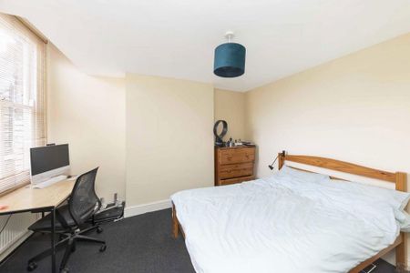3 bedroom flat to rent - Photo 5