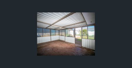 Neat family home with large yard & close proximity to schools. - Photo 2