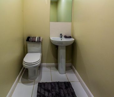 1 bedroom in a house share to rent - Photo 2