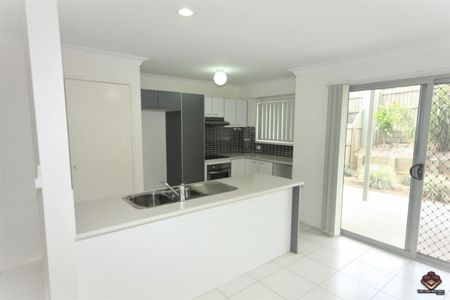 3 bedroom Townhouse available now - Photo 2