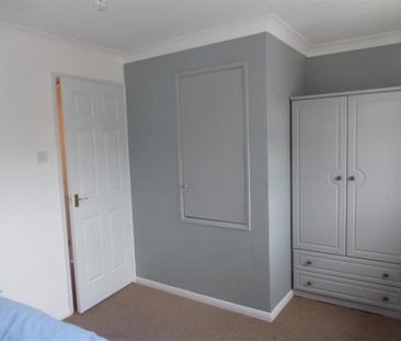 Grove Close - Photo 2