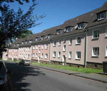 Einziehen und Wohlfühlen: gut aufgeteilte 2 Zimmer-Wohnung im Dachg... - Photo 1