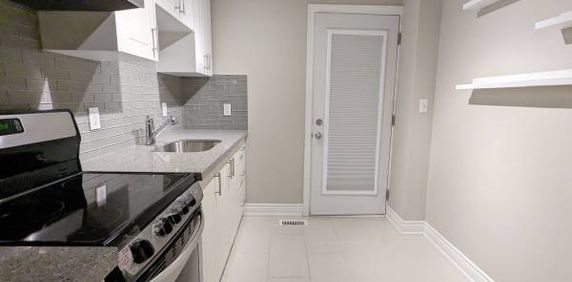 Lovely 1 bedroom on Kingston & Woodbine - Photo 2