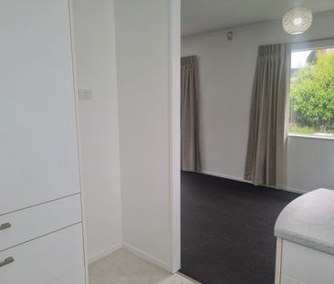 Grab this one - 3 Bedroom/1 Bathroom/Open Plan Living - Photo 5