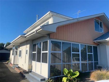 1/586 Barbadoes Street , Edgeware, Christchurch City - Roomy and Groovy Five Bedroom Home - Photo 4