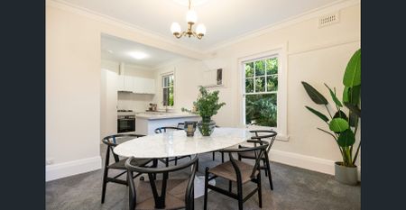 "Stylish 1920s Apartment with Modern Comforts in Prime Armadale Location" - Photo 4