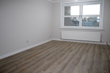 IMMACULATE 2 BED FLAT – BROCHTIE COURT, BROUGHTY FERRY - Photo 2