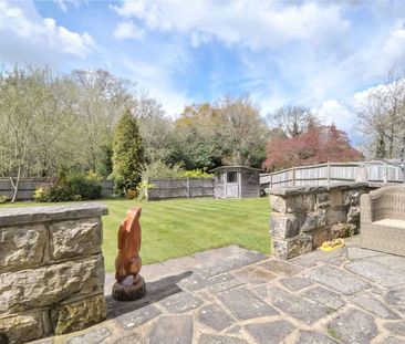 An elegant Victorian house with a spacious garden. - Photo 6
