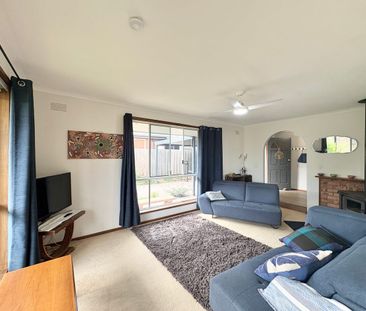 Charming Home with Stunning Gardens & Renovated Bathroom - Photo 2