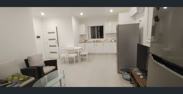 Modern 2 bedroom granny flat, fully furnished, gas/internet/water bills included, ready to move in! - Photo 1