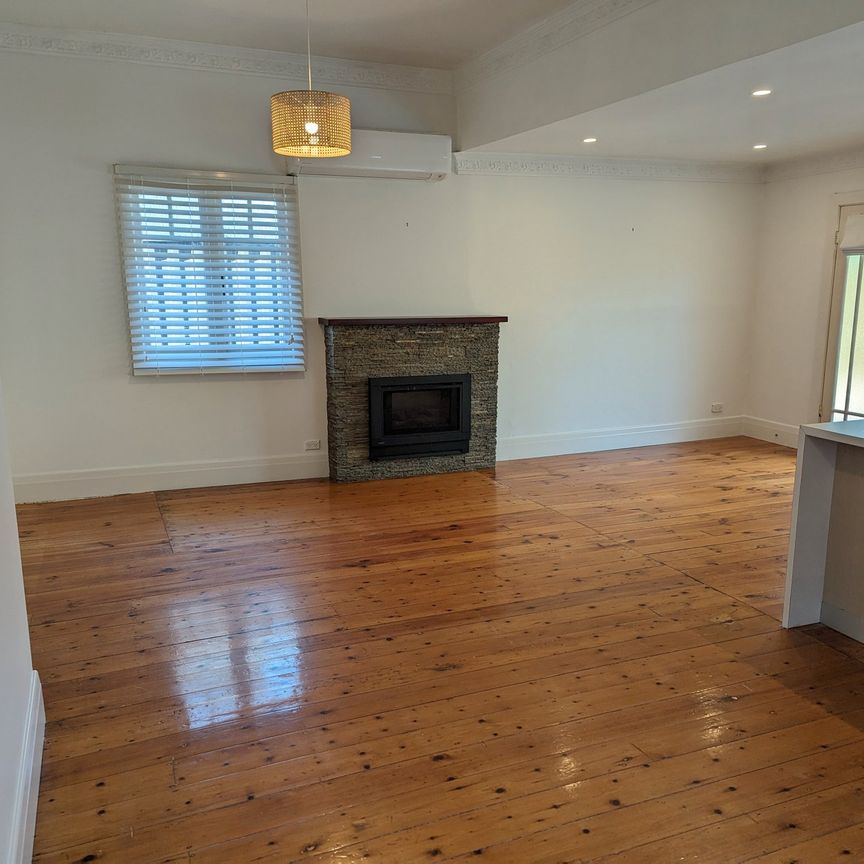 ** BOOK INSPECTION ONLINE ** ALL UTILITIES INCLUDED** - Photo 1