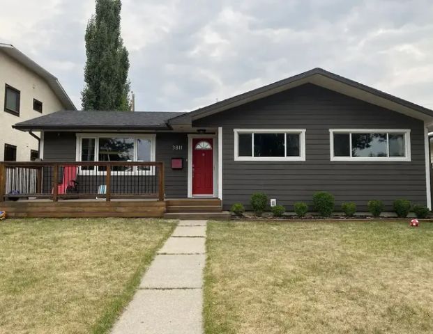 Full house for rent in Brentwood NW Calgary | 3811 Brooklyn Crescent Northwest, Calgary - Photo 1