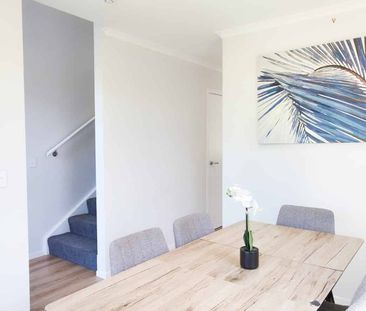 Modern & Warm Townhouse in Kenepuru – Comfort, Style, and Convenience! - Photo 5