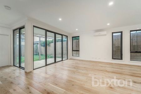 THREE BEDROOM TOWNHOUSE - Photo 4