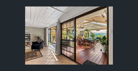 Classic charm and modern updates - Photo 3