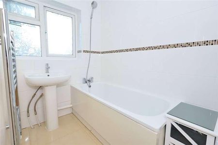 Hawthorn Road, Woking, Surrey, GU22 - Photo 2