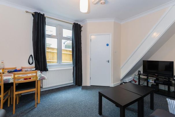 4 bedroom semi-detached house to rent - Photo 1