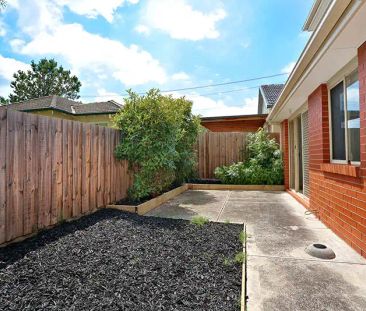 “Large home with good looks!” - Photo 2