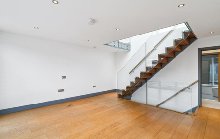 3 bedroom mews to rent - Photo 2