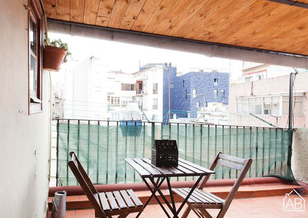 Lovely studio apartment with a terrace close to Las Ramblas