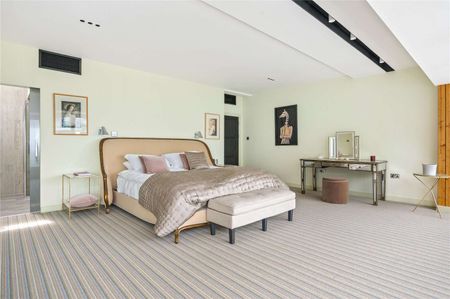 Beautiful penthouse apartment with large private south facing terrace. - Photo 2