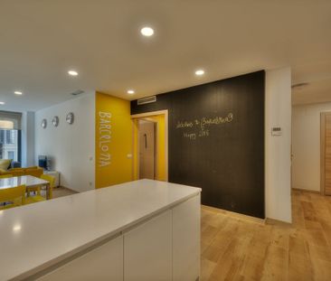 Travessera de Gràcia, Barcelona, Catalonia 08021 - Photo 4