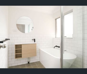 Top-Floor Apartment with Stunning Views - Photo 6