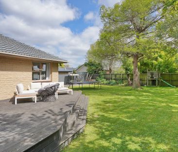 Charming Family home tucked away down a long driveway - Photo 2