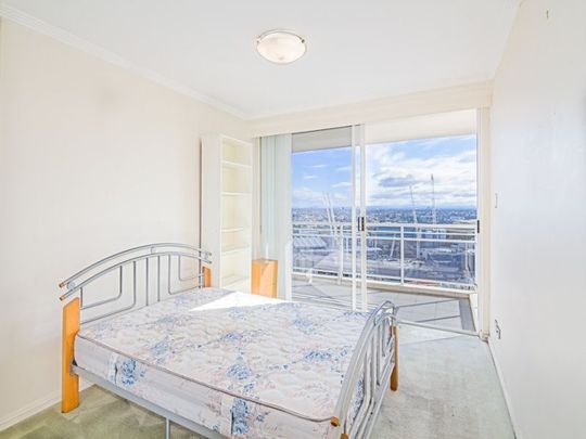 Unfurnished 2 Bedroom Apartment in CBD with 1 car space and Stunning Views! - Photo 1