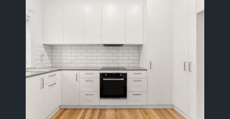 Newly Renovated Ground Floor Apartment with Lock-Up Garage – Central Location - Photo 3