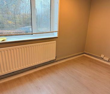 3 bedroom flat to rent - Photo 3