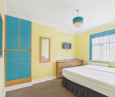 Burns Avenue, Feltham,TW14 - Photo 3