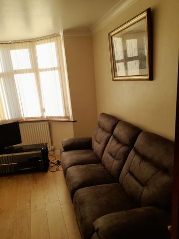 1 bedroom in a house share to rent - Photo 3