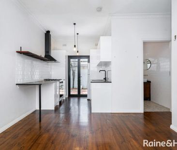 Beautifully Renovated 2-Bedroom Courtyard Unit - Photo 5