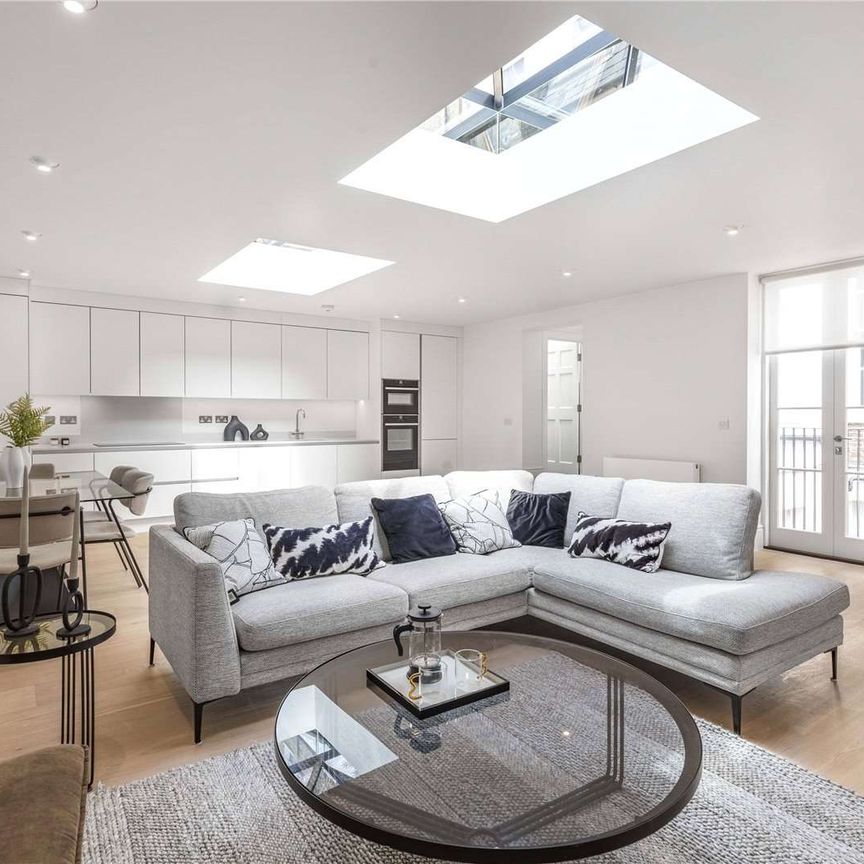 Superb 4 bedroom duplex apartment with a private courtyard in close proximity to Marylebone High Street. - Photo 1