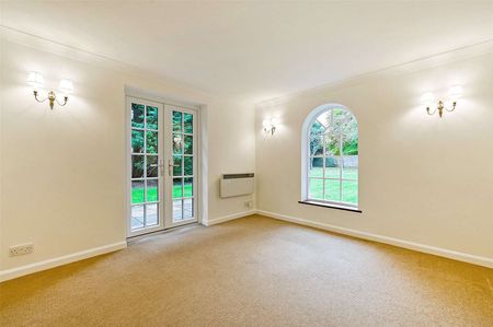 A well presented and detached spacious home set in extensive gardens in a quiet and convenient location. - Photo 3