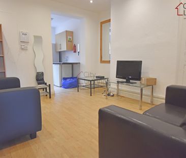 4 Bedroom Mid Terraced House - Photo 1