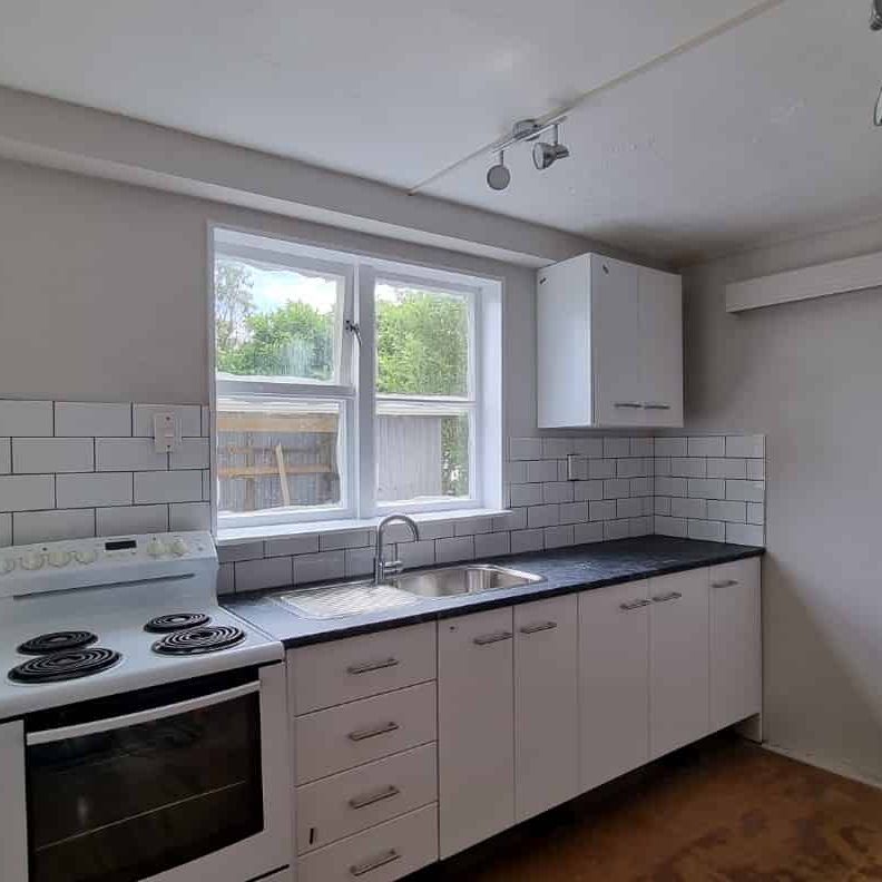 2 bedroom home in handy location - Photo 1