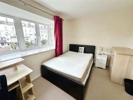 4 bedroom end of terrace house to rent - Photo 2