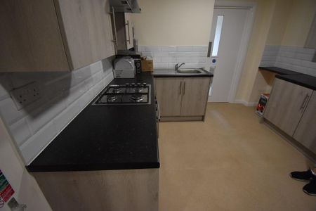 1 bedroom in a house share to rent - Photo 4