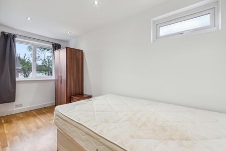 4 bedroom house in London - Photo 5