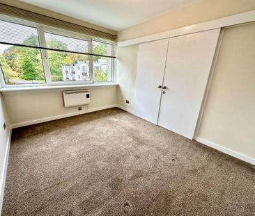 3 bedroom flat to rent - Photo 4