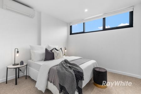 Stylish Three-Bedroom Apartment in Prime Carnegie Location - Photo 2