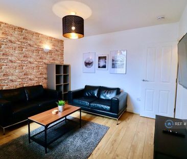 4 bedroom end of terrace house to rent - Photo 2