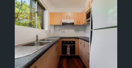 Renovated full-brick unit within quiet cul-de-sac location - Photo 3