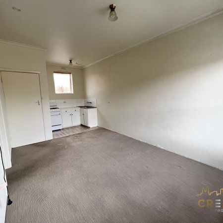 CHARMING ONE BEDROOM APARTMENT IN PRIME LOCATION - Photo 3