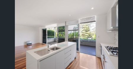 Ocean-view elegance with house-like proportions, just footsteps from Newport Beach - Photo 3