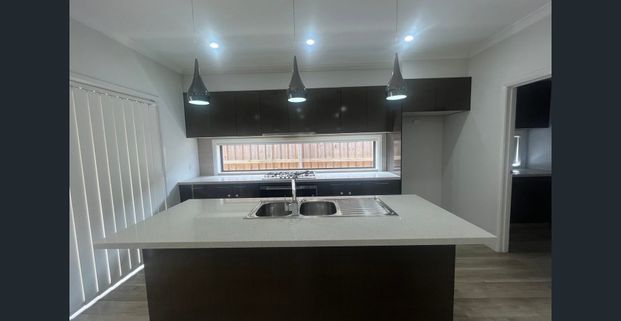 4 bedroom home in Wollert! - Photo 1