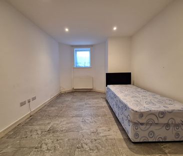 2 Bed Terraced House, Heath Road, CR7 - Photo 1