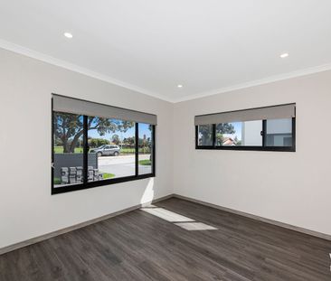 TOWNHOUSE WITH STYLISH URBAN LIVING AT IT'S BEST! - Photo 4